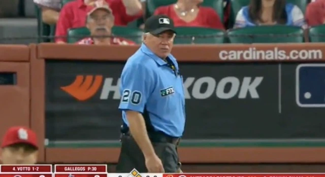 Oliver Marmol, manager de San Luis, se enoja, y con razón, con el umpire por retar a su pitcher con la mirada